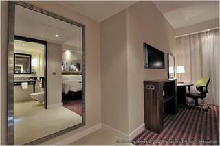 Отель Hampton by Hilton Świnoujscie Свиноуйсьце Номер с кроватью размера «queen-size» - Оборудован для гостей с ограниченными физическими возможностями-2